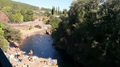 Salta o no salta?... en la piscina natural de Las Mestas. Agosto, 2014