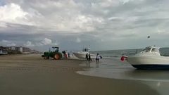 Sacando el barquito de la playa... con el tractor