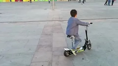 Mi sobrino Vctor... pionero del patinete elctrico en 2015